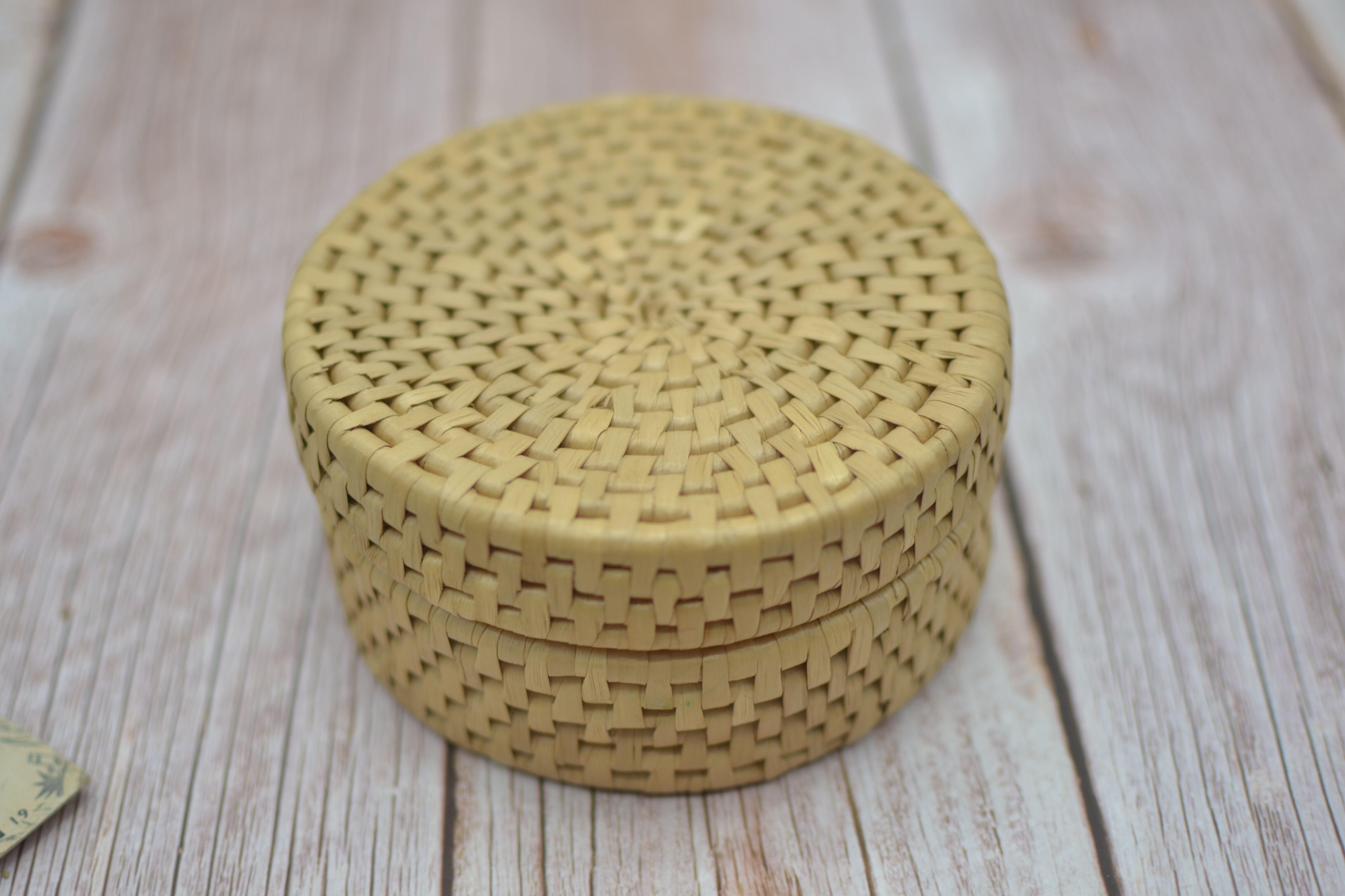 Set of 6 wicker coasters with their storage box