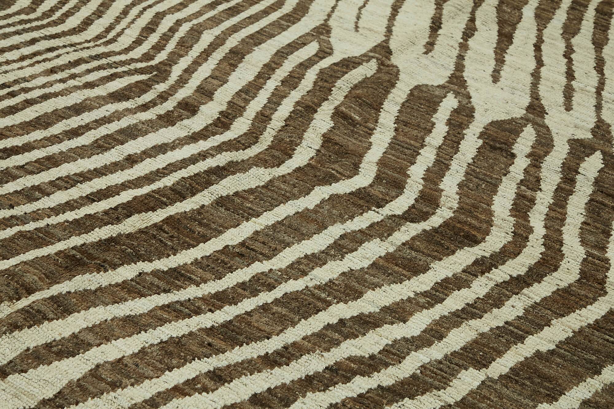 Tapis en laine brun fait main, unique en son genre, 286 cm x 370 cm.