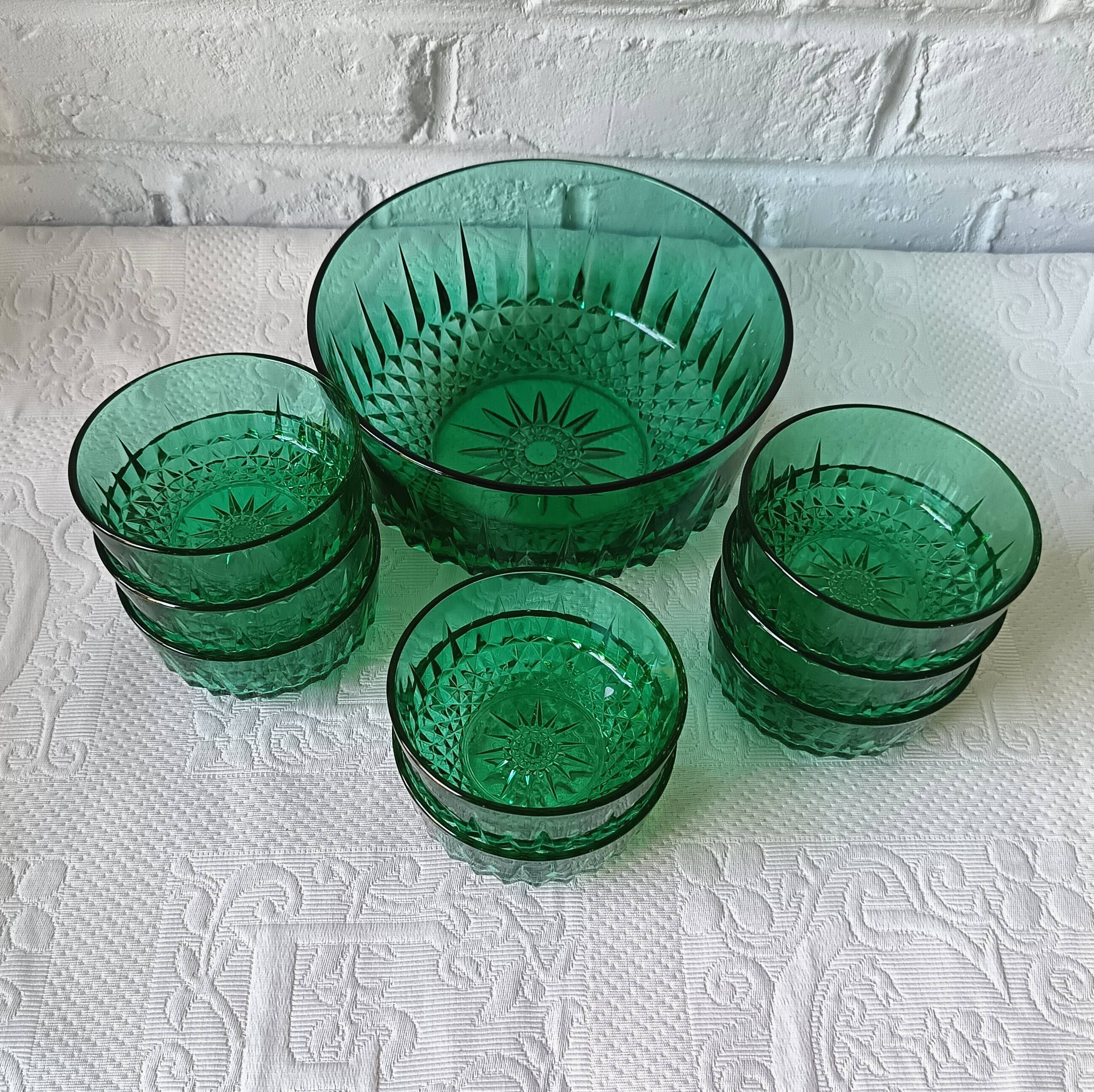 Emerald green dessert service, salad bowl and 8 Arcoroc bowls.