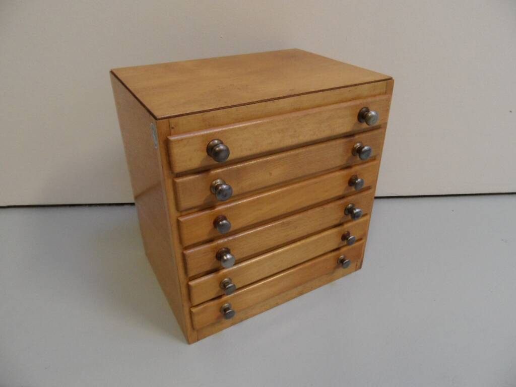 Classeur vintage à tiroirs