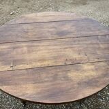 Table ronde en noyer de 130 cm de diamètre .