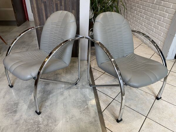 Paire de fauteuils Souvignet plichaise cuir gris chrome 1980