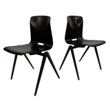 Ensemble de quatre chaises d’école empilables