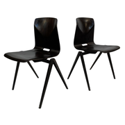 Ensemble de quatre chaises d’école empilables
