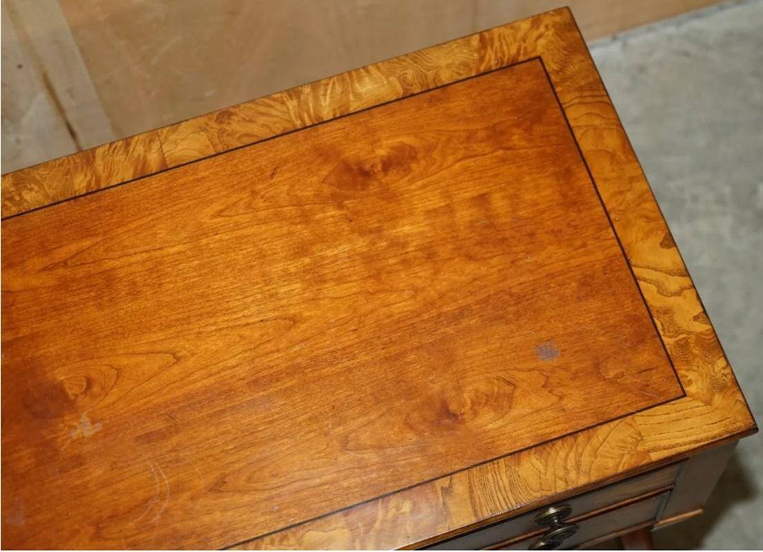 Paire de buffets vintage néoclassique en bois de ronce de chêne