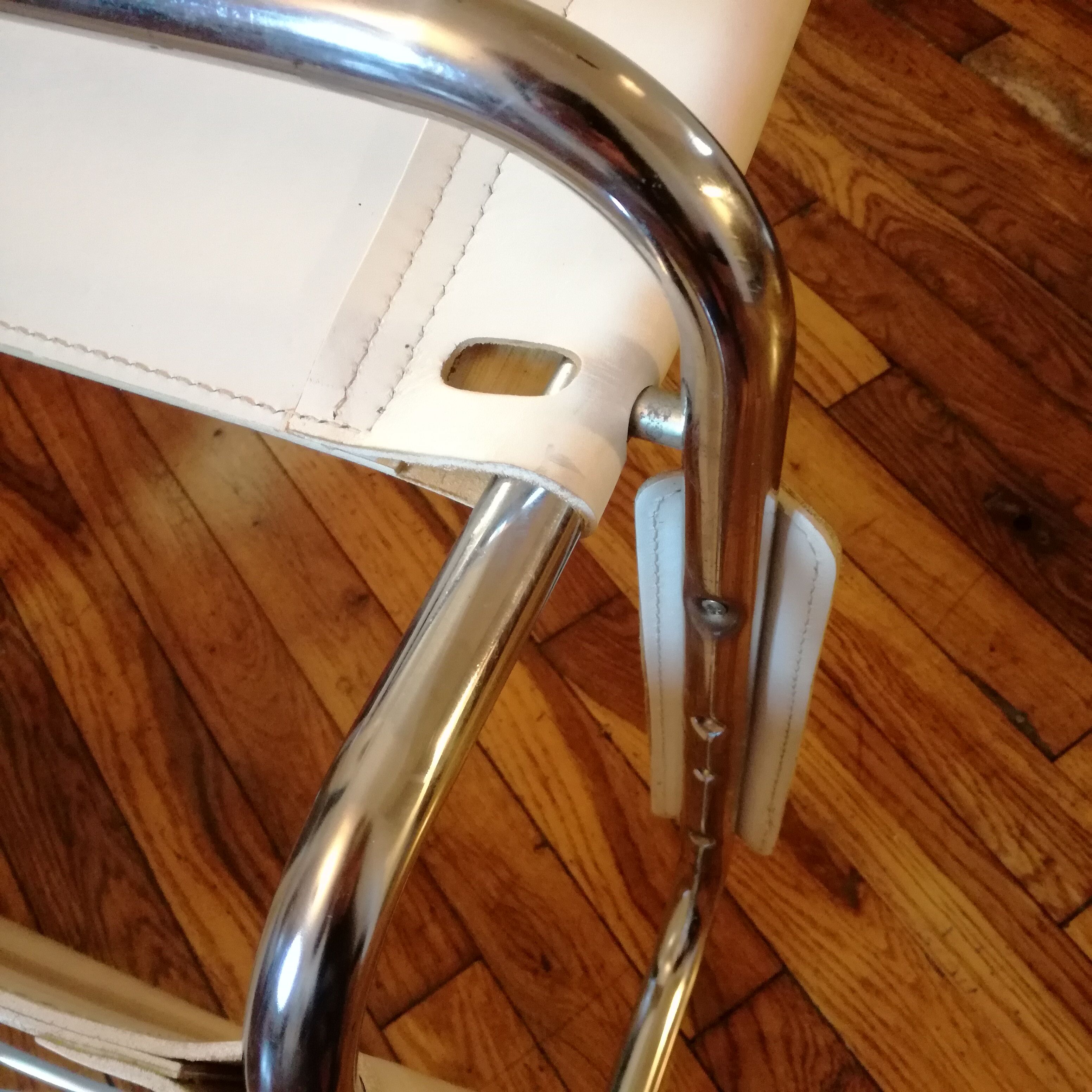 Cantilever armchair in smooth leather upholstery