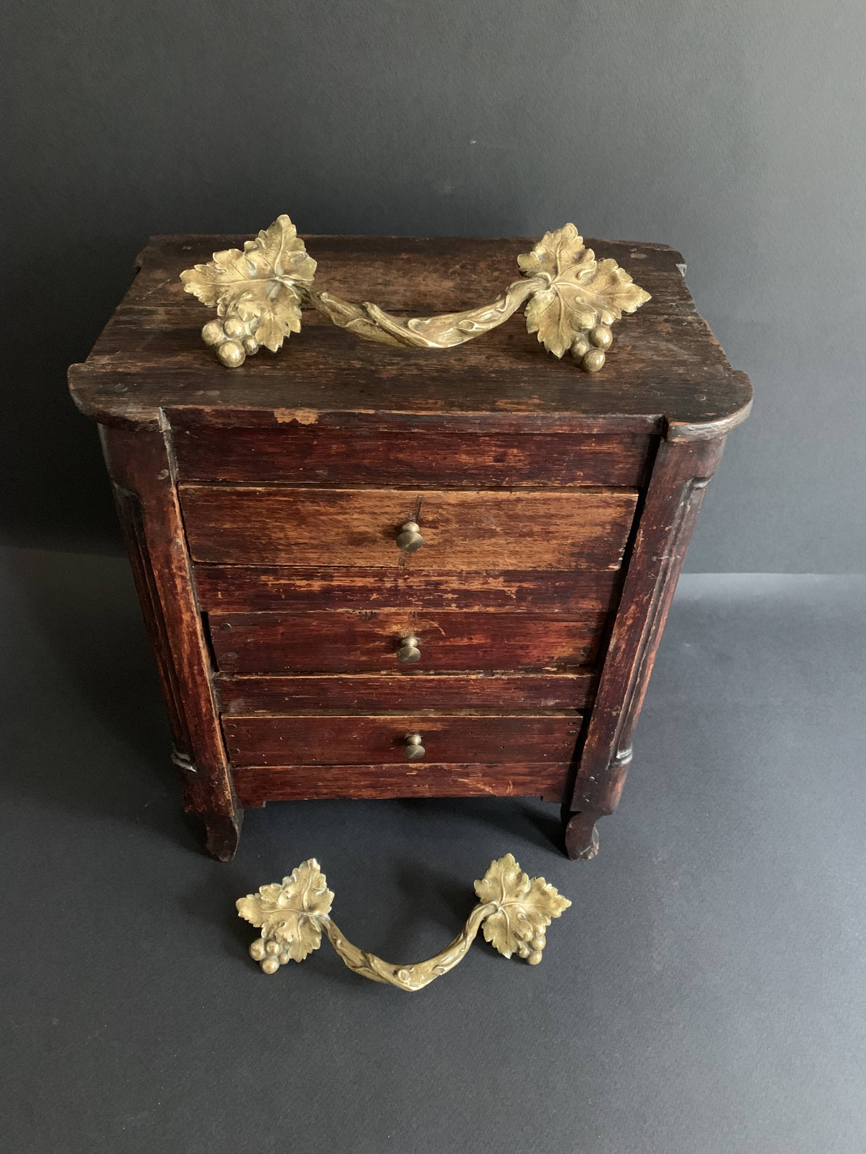 Pair of Art Nouveau bronze handles decorated with vine leaves, 1930