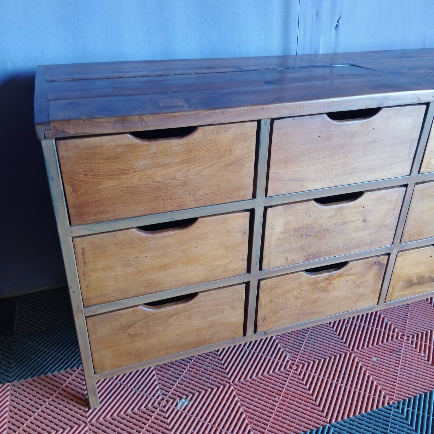 Workshop furniture, drawer furniture, industrial furniture.