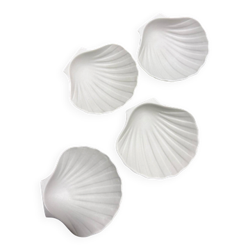 4 scallop shells in earthenware