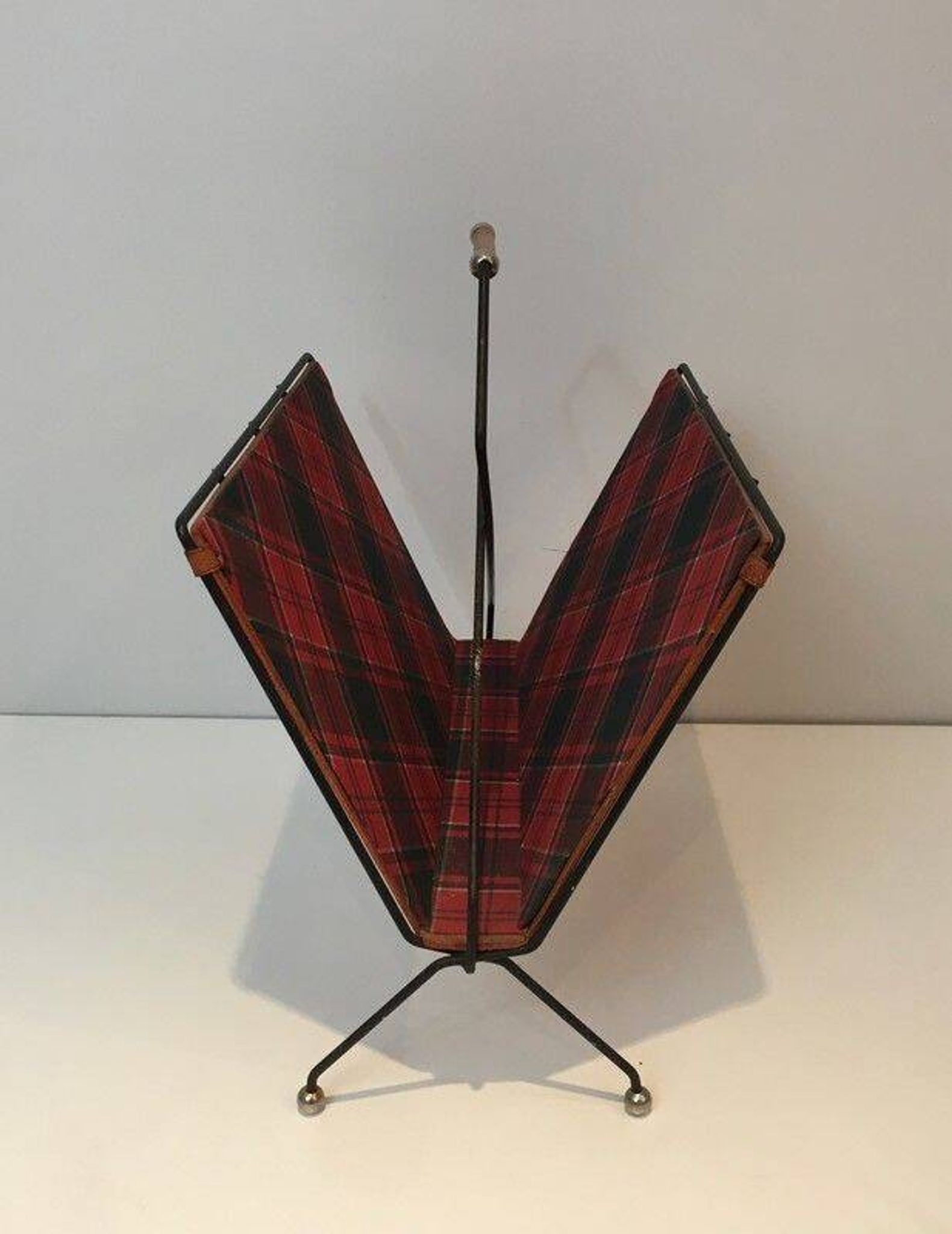Magazine rack in black lacquered metal, leather and checkered fabric