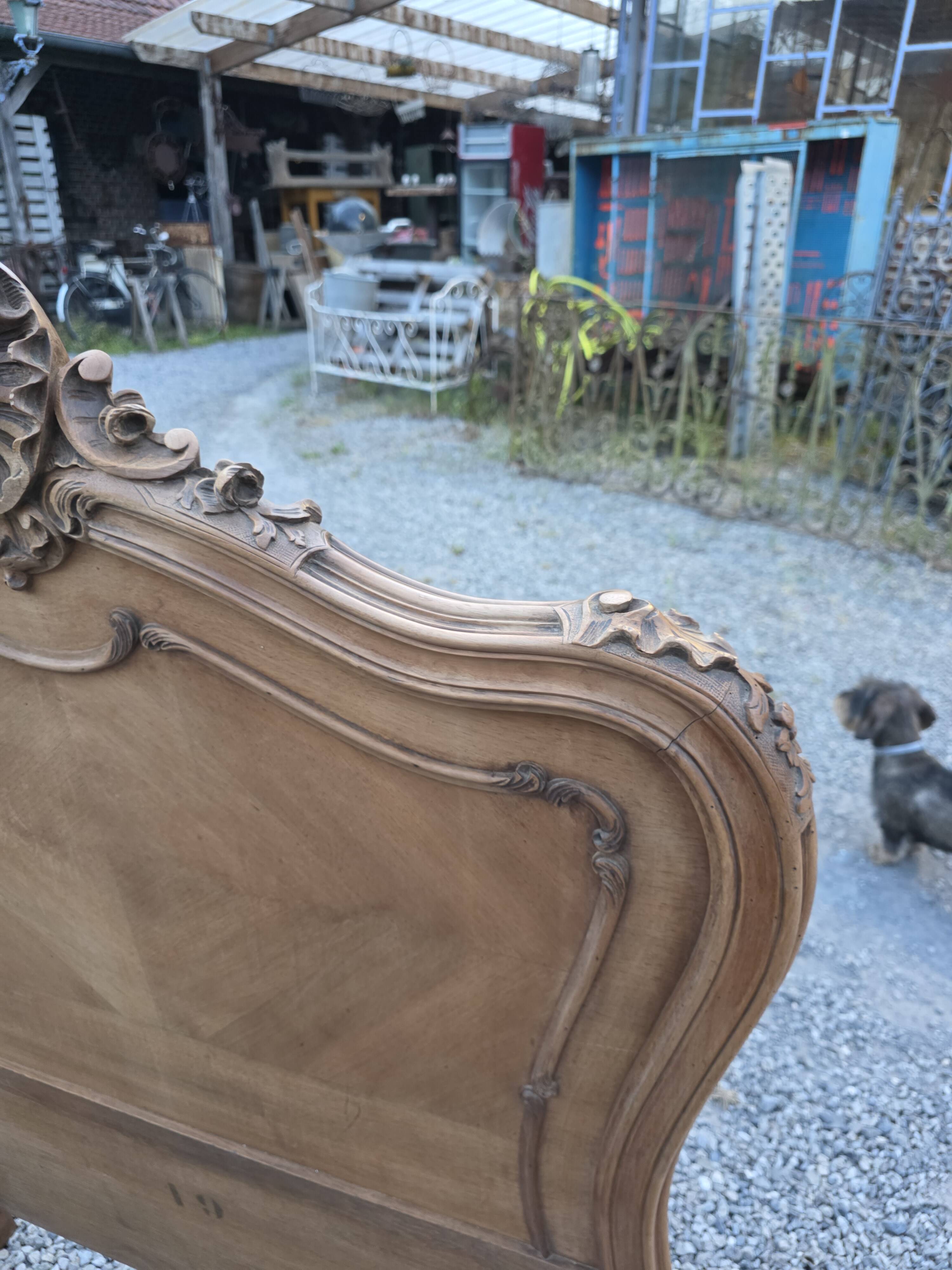 Lit style Louis XV en noyer (1 personne)