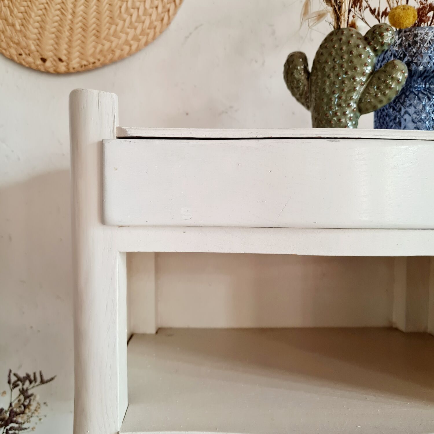 Table pedestal table curved feet white