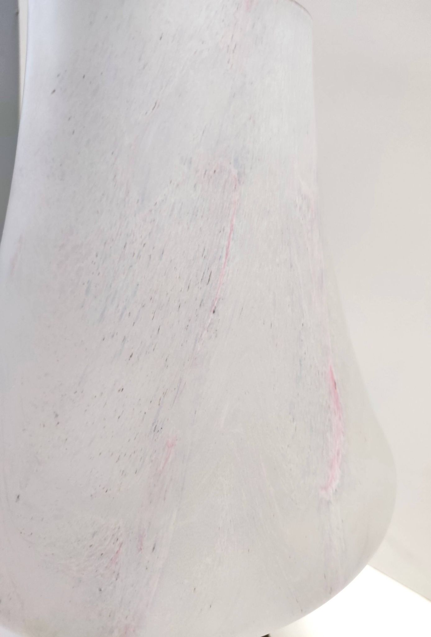 Lampe de table en verre Murano blanc avec un effet marbre rose, Italie