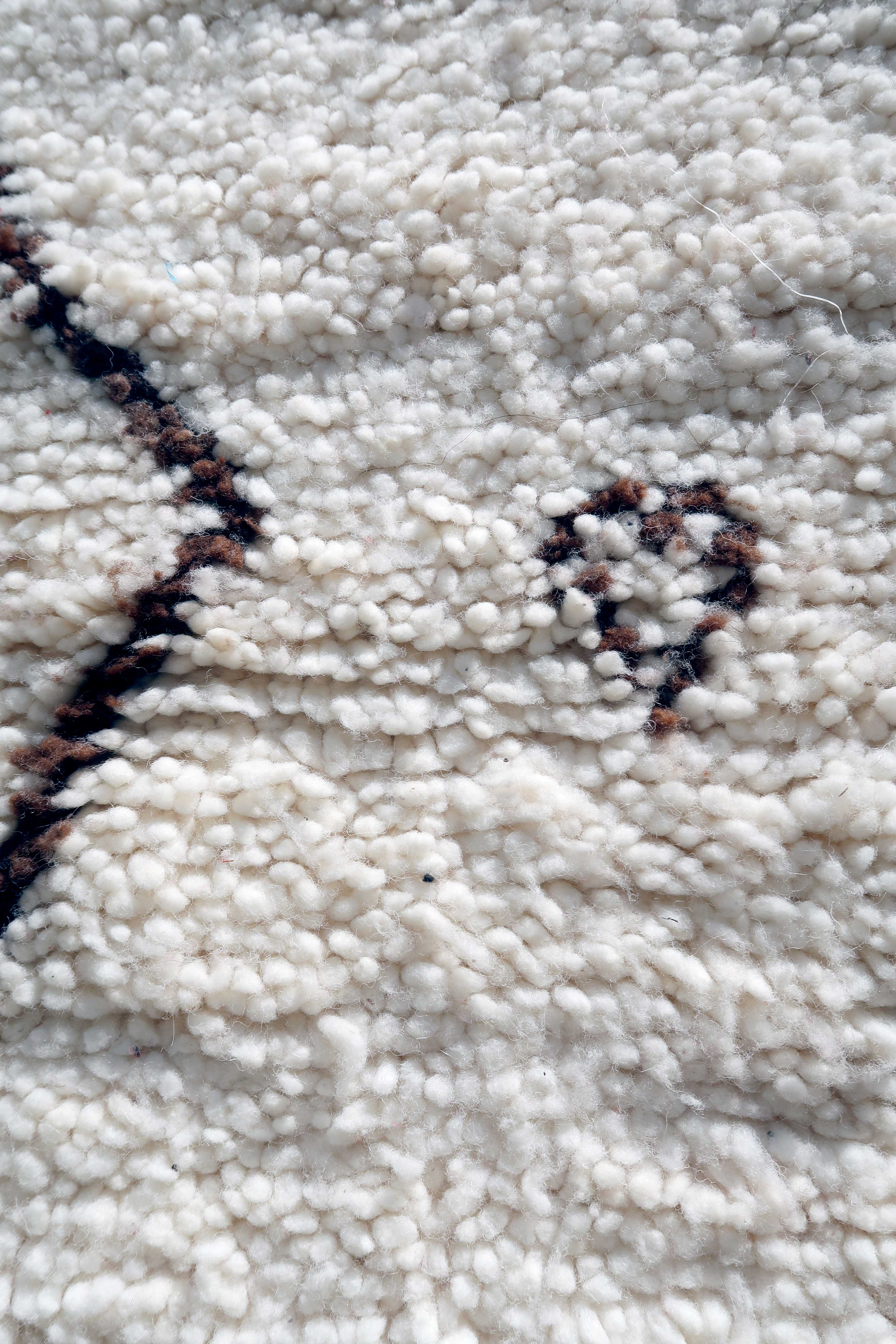 Brown and white Berber Béni Ouarain rug with diamonds in wool