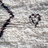 Brown and white Berber Béni Ouarain rug with diamonds in wool