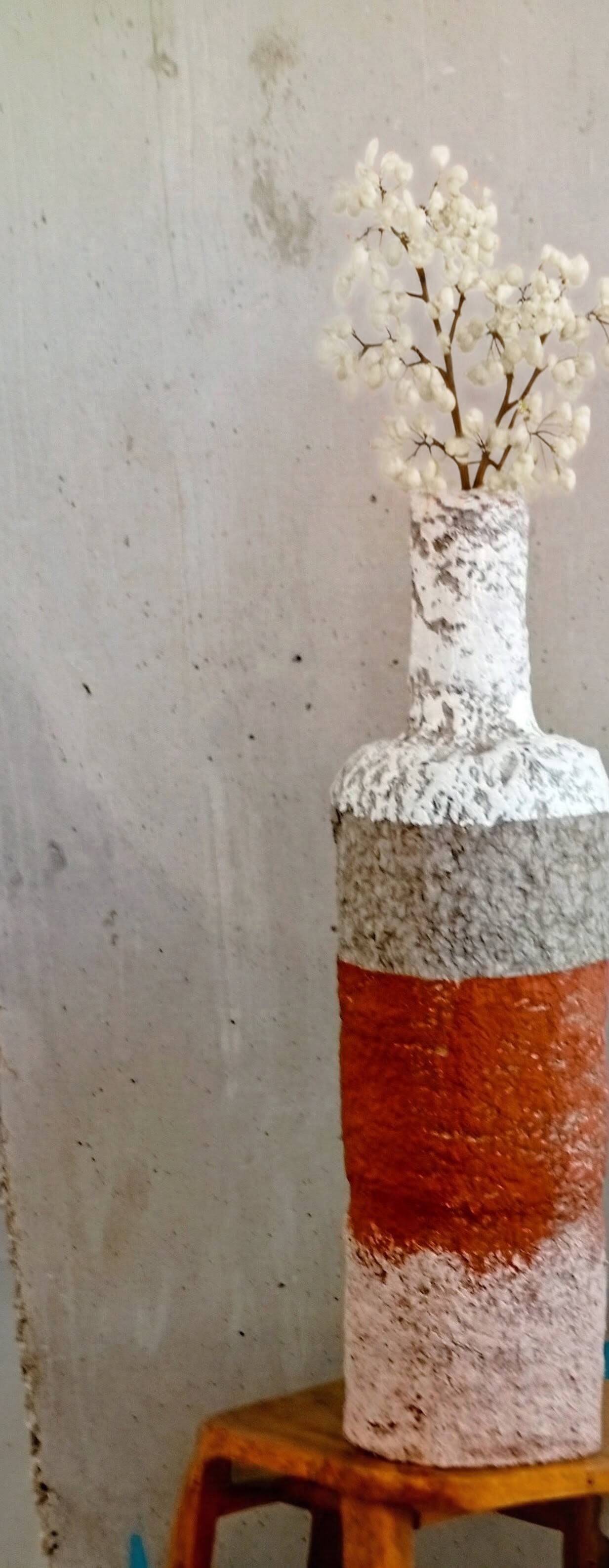 Sculptural vase with a mineral Boho spirit.