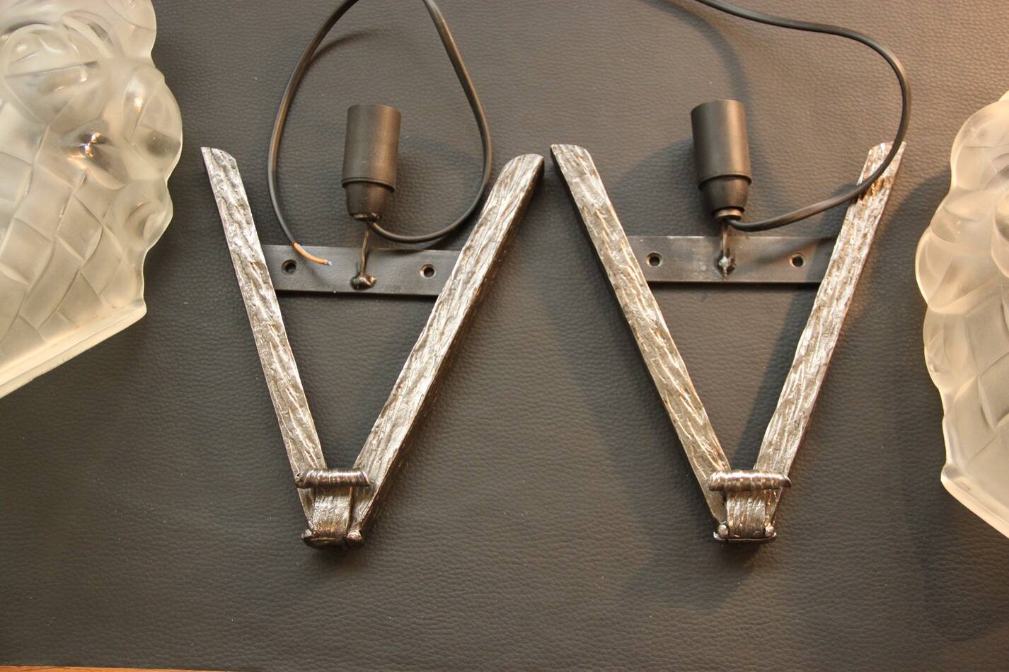 Pair of art deco glass wall lights signed dégue, hammered wrought iron.