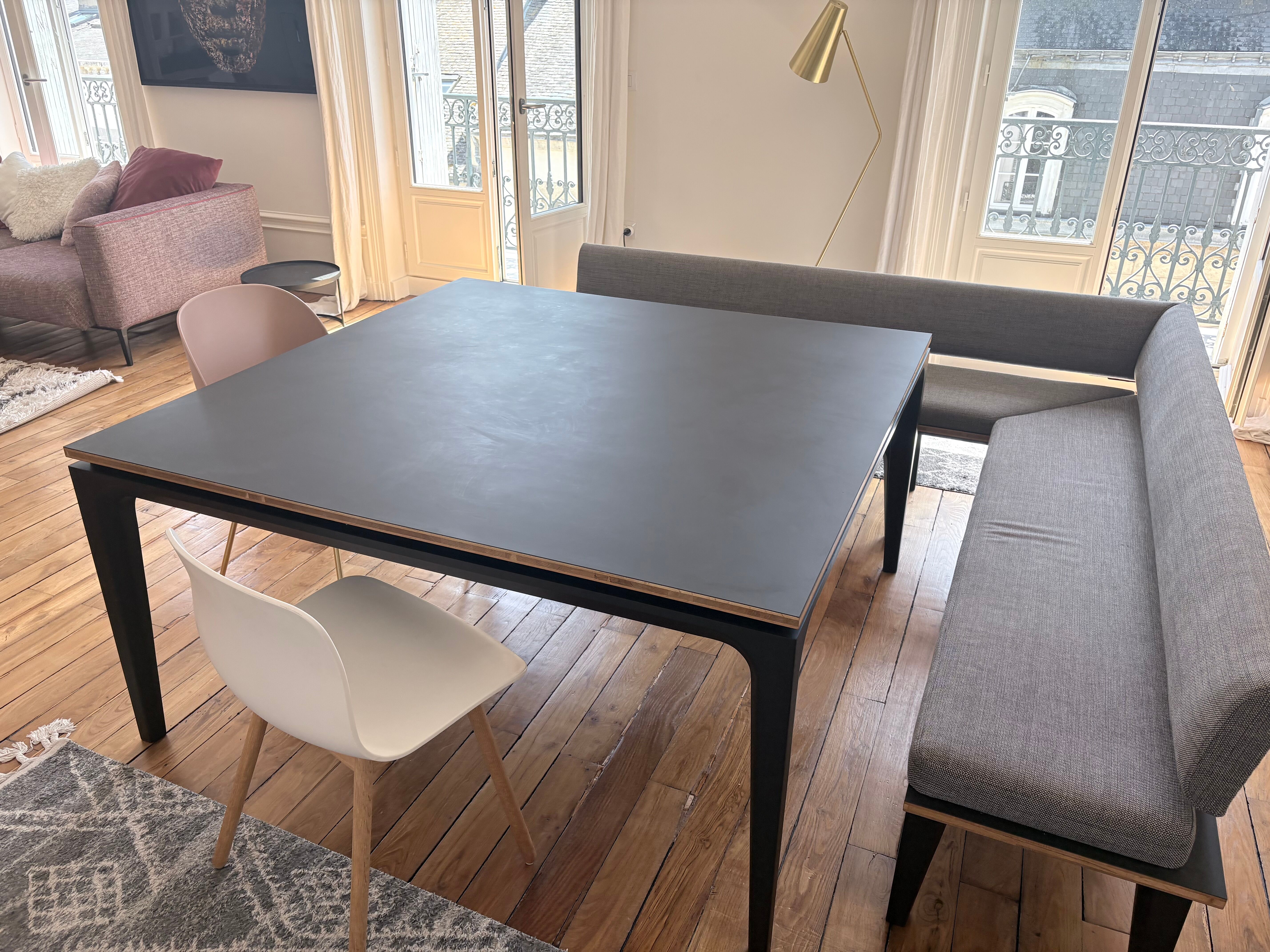 Vente : Table de salle à manger carrée sur mesure + banquette d'angle — lot