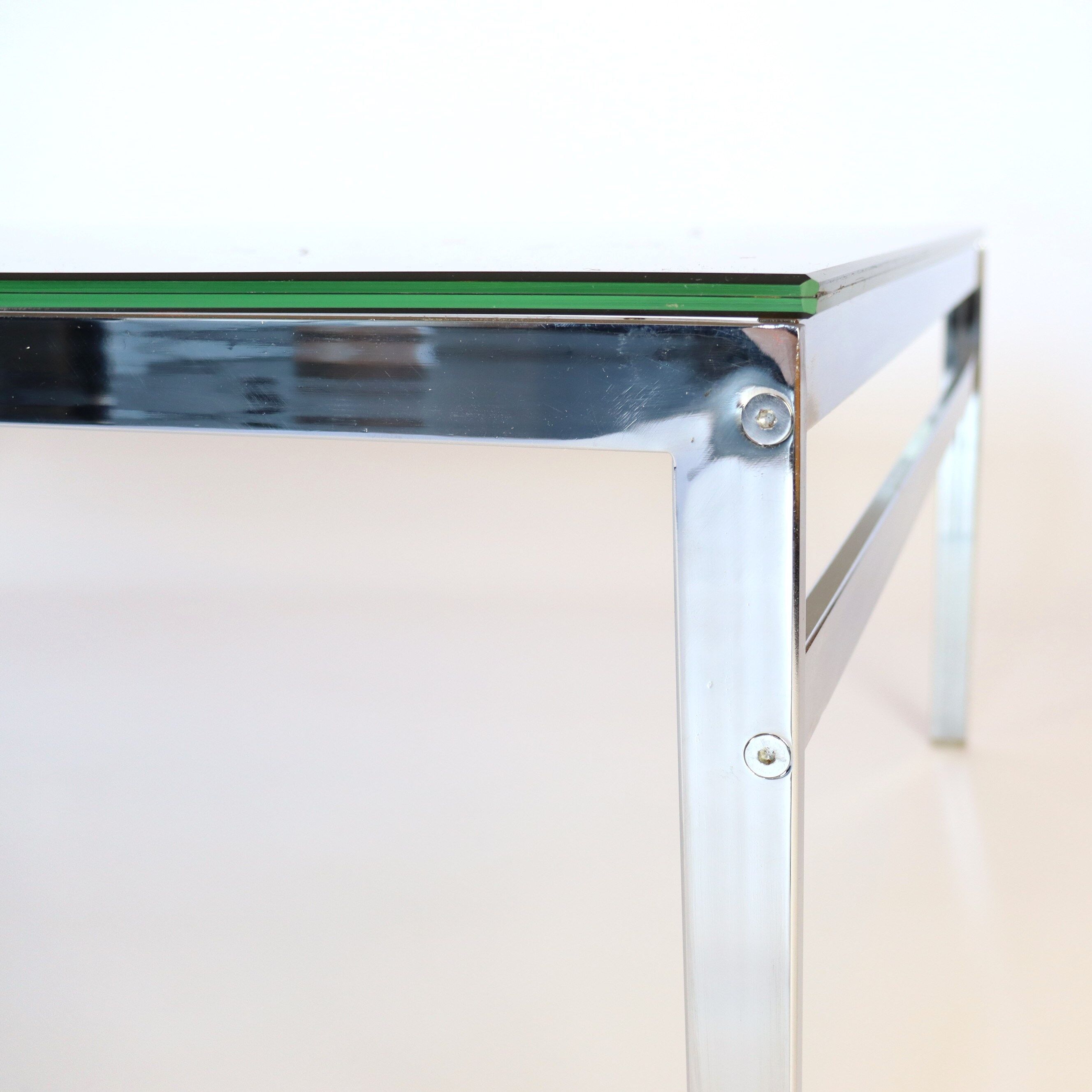 Table basse chrome et verre fumé années 60