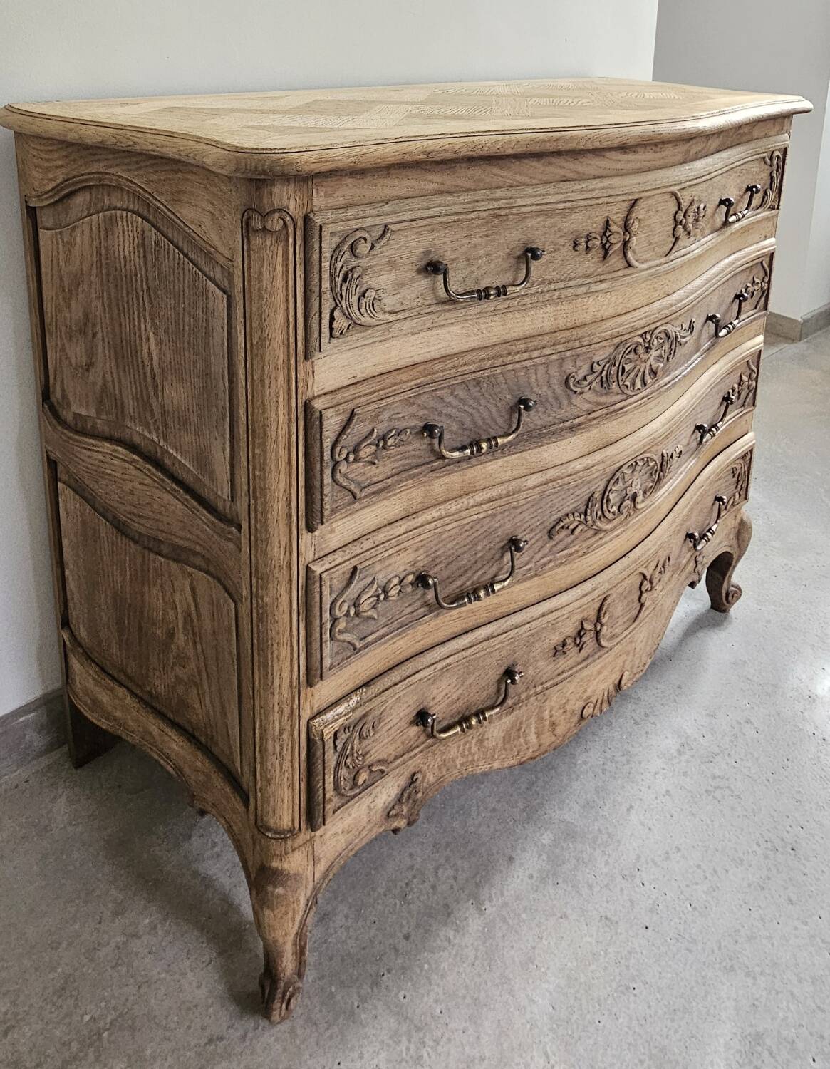 Louis XV style curved chest of drawers with 4 drawers in raw solid oak