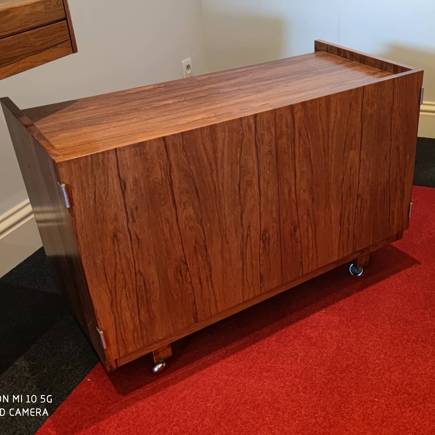 Bar cabinet 2 doors rolling