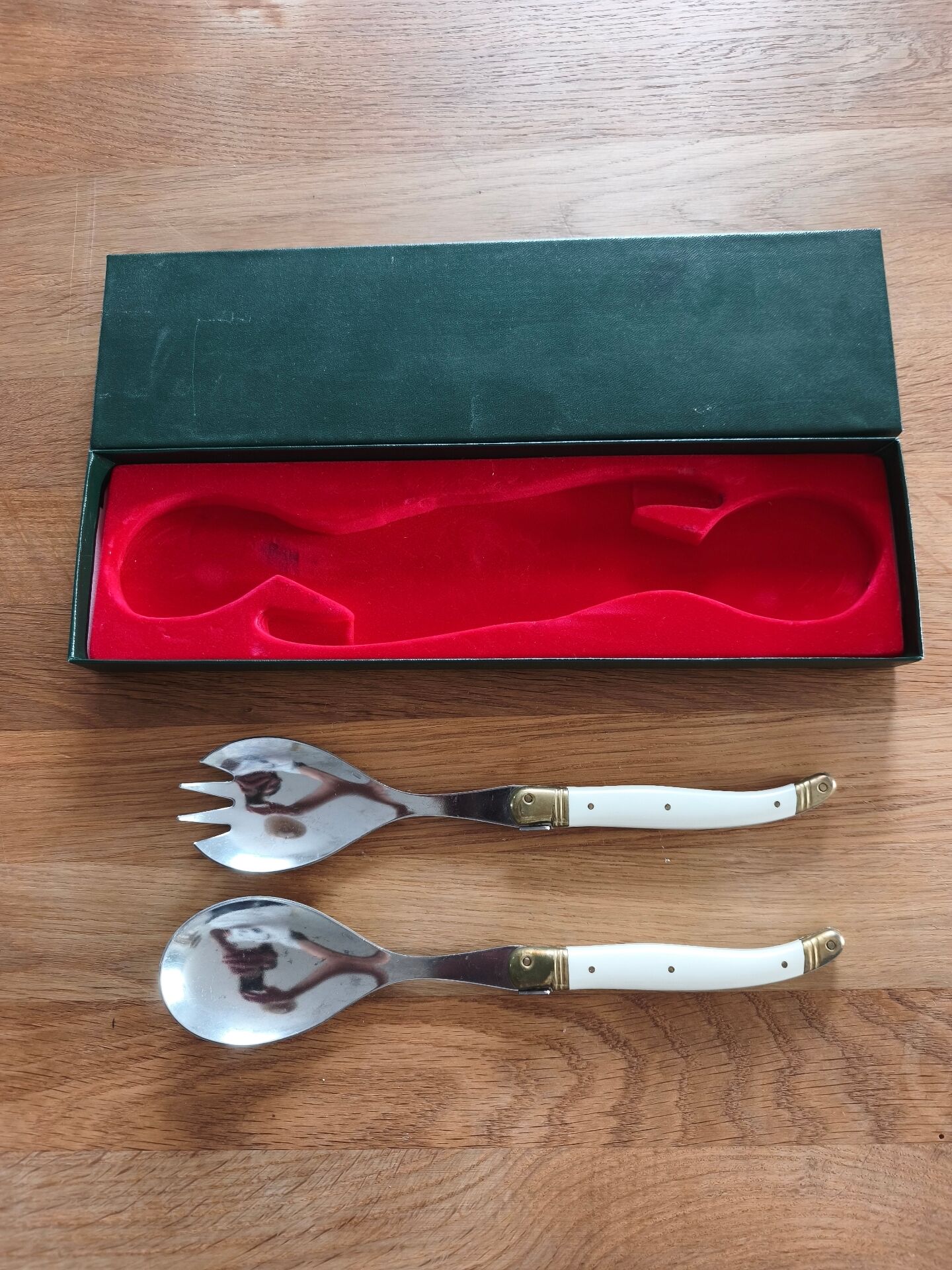 Laguiole salad service in its box – 2 pieces (White & Stainless Steel)