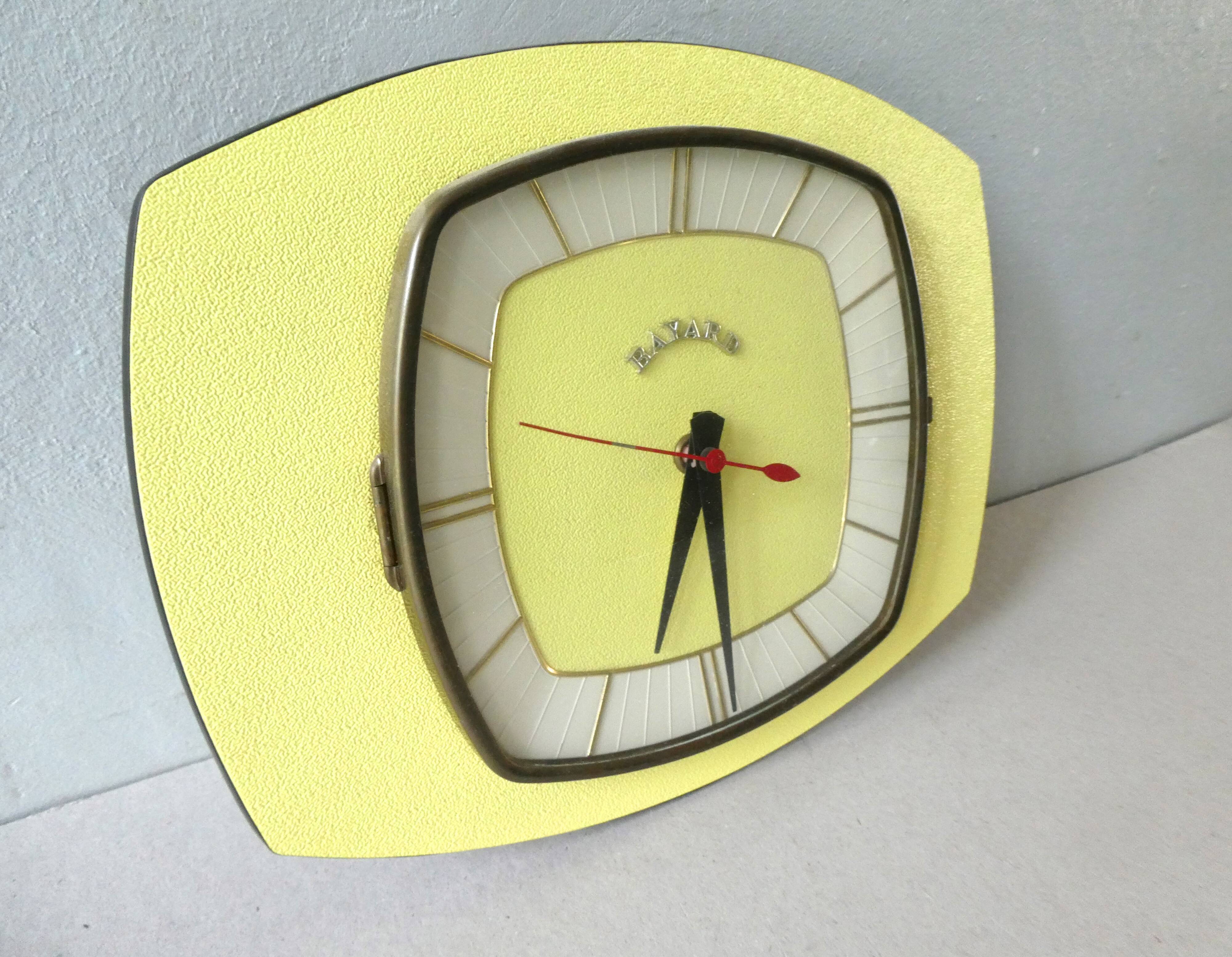 Pendule, Bayard wall clock in yellow formica from the 60s