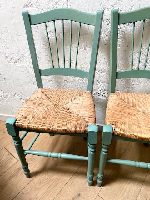 Set of 2 wooden chairs
