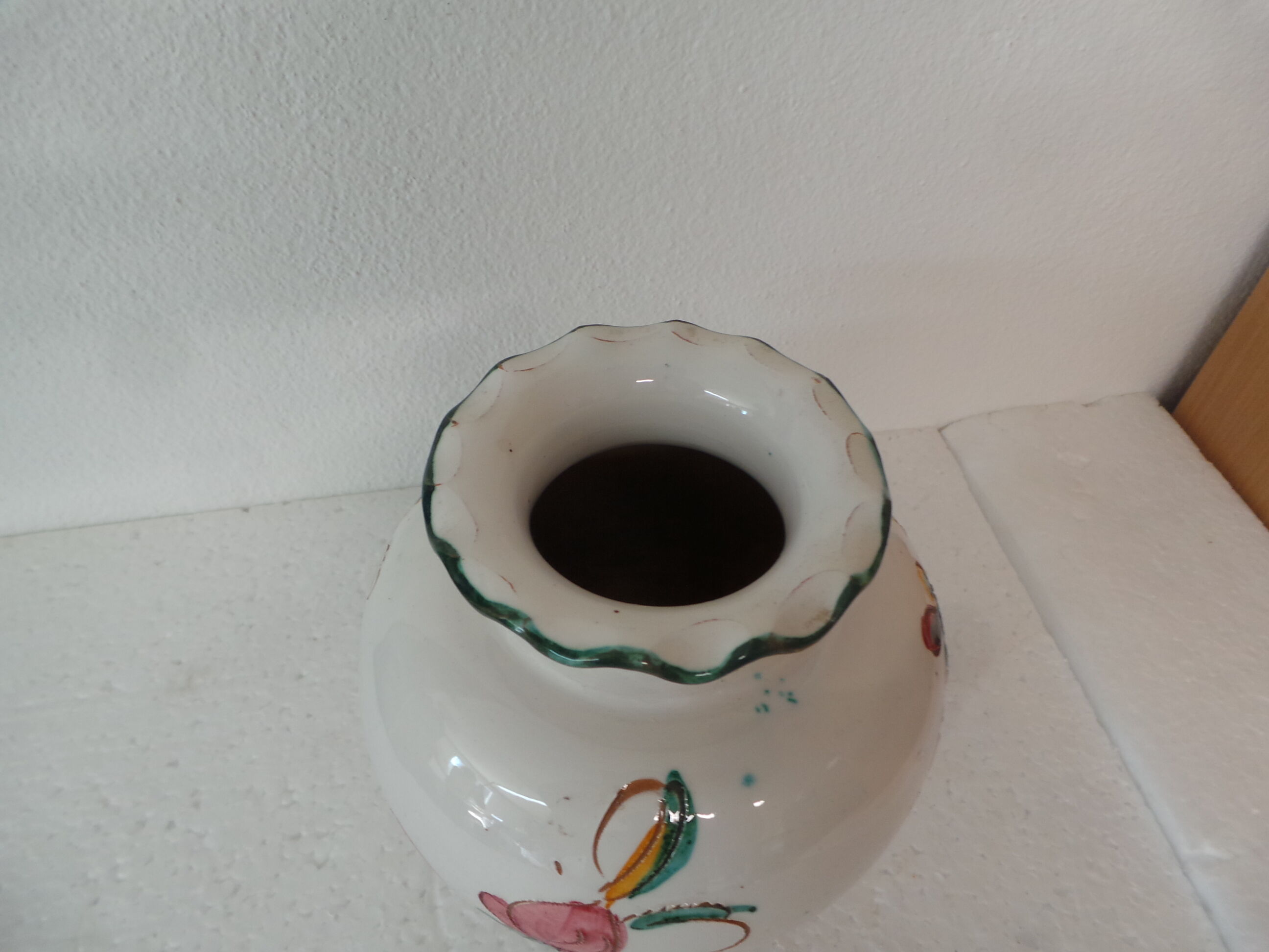 Vase signé a décor floral