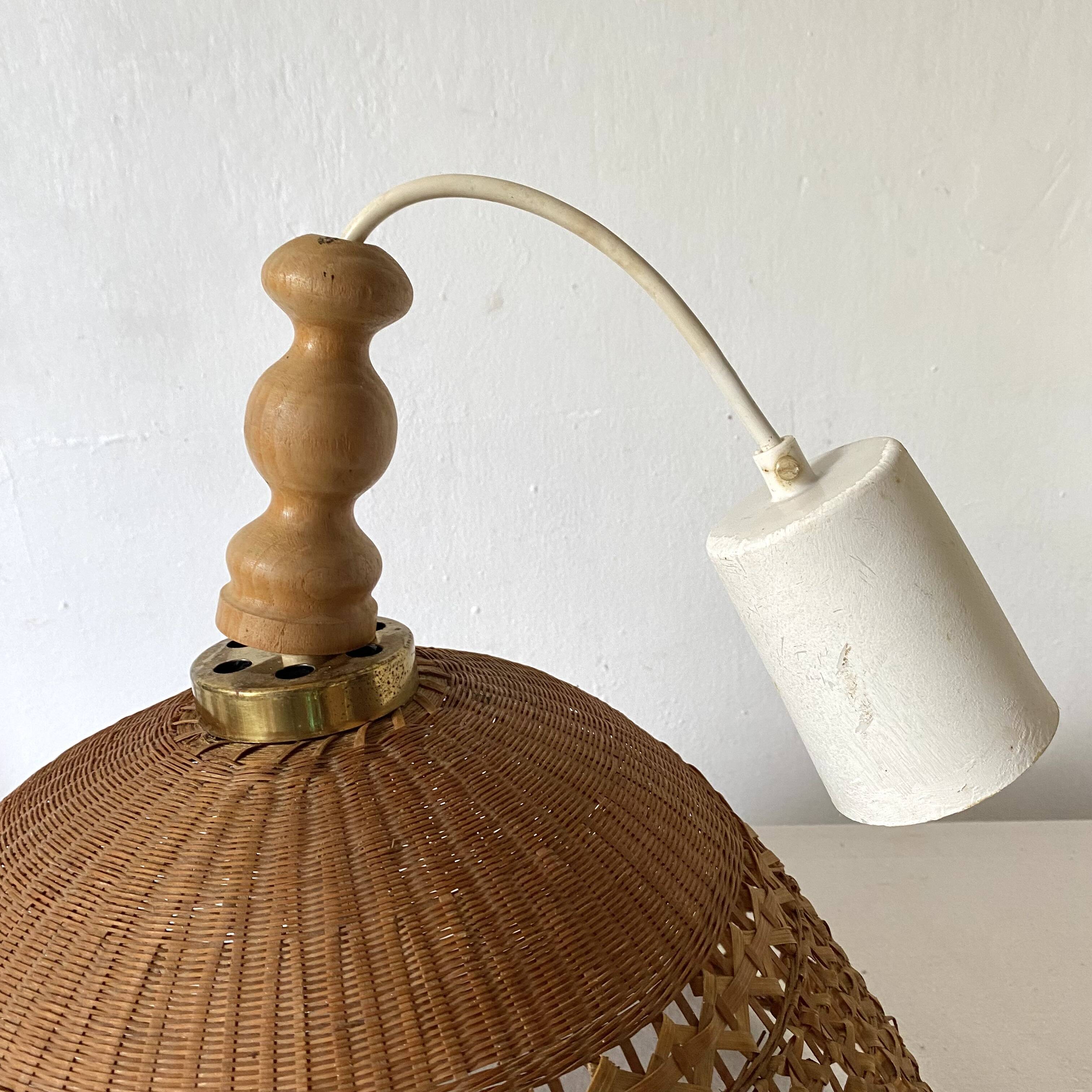 Hanging rattan lampshade