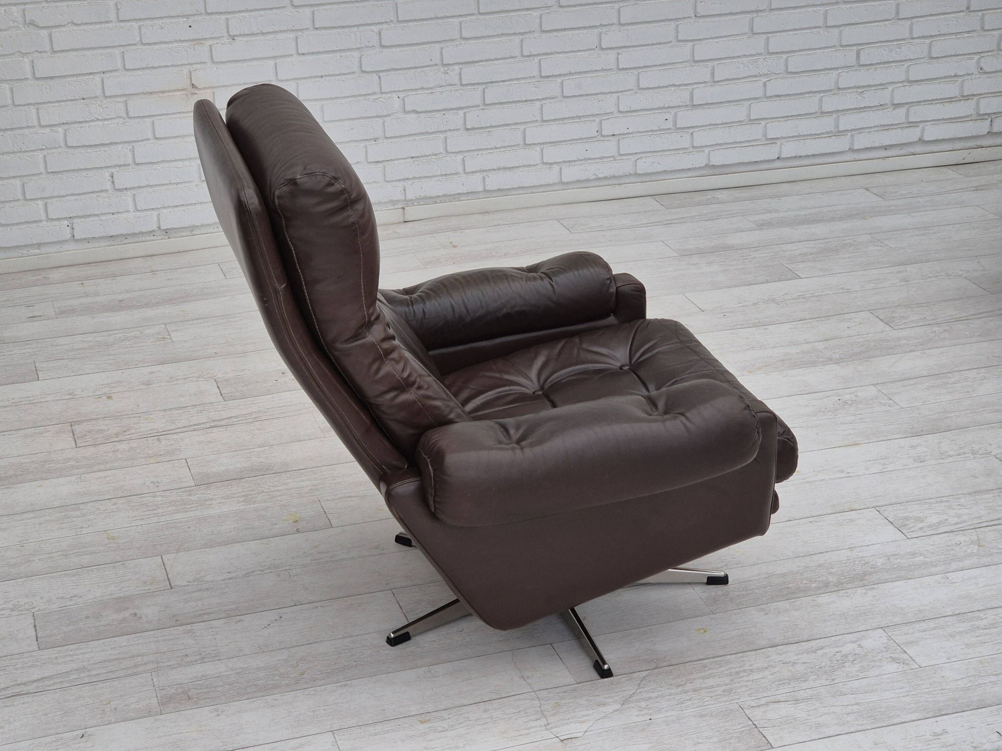 1970s, Danish swivel chair, original condition, brown furniture leather.