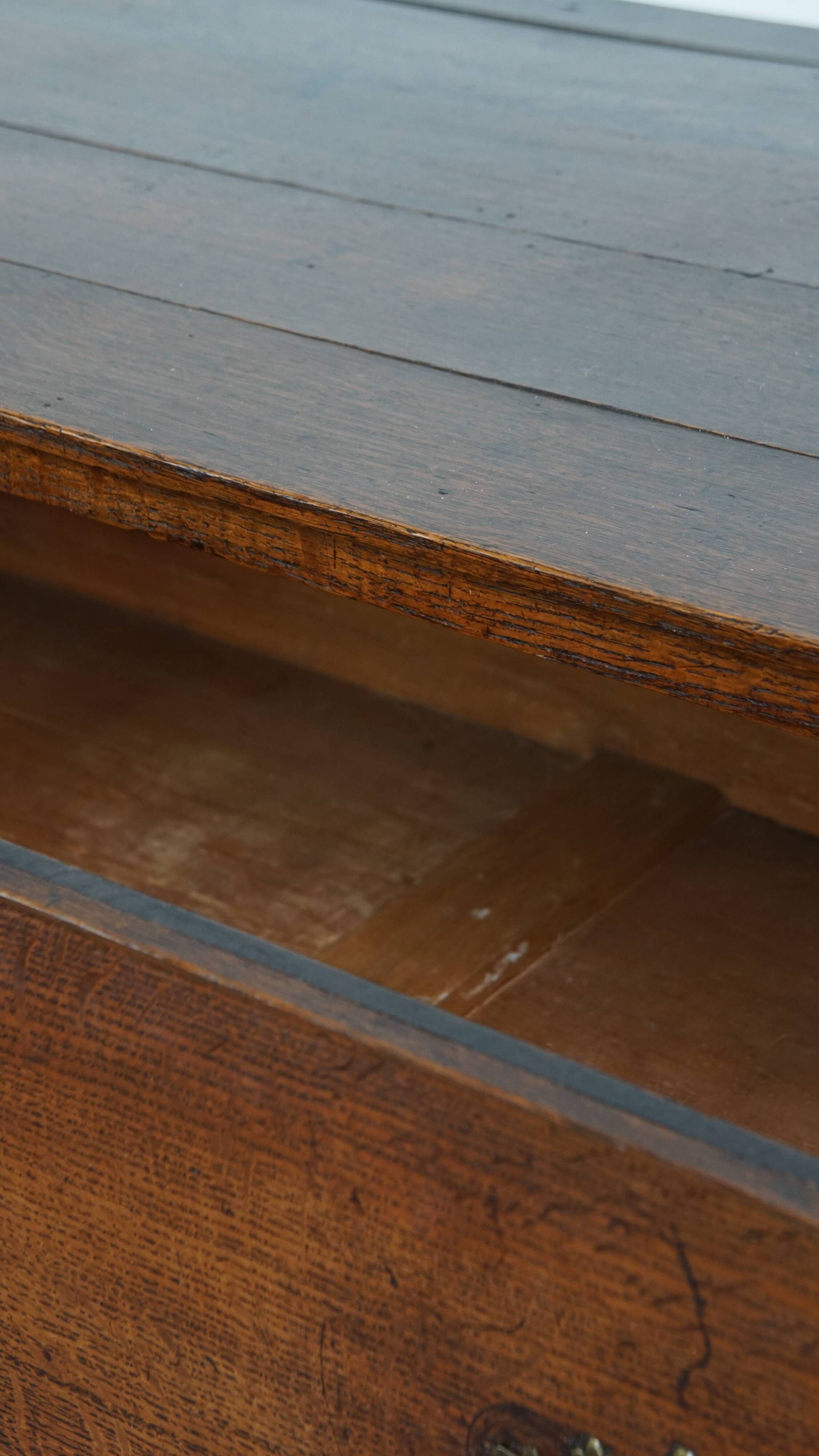 Commode anglaise ancienne du XVIIIe siècle à 3 tiroirs