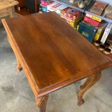 Table en bois, pieds sculptés