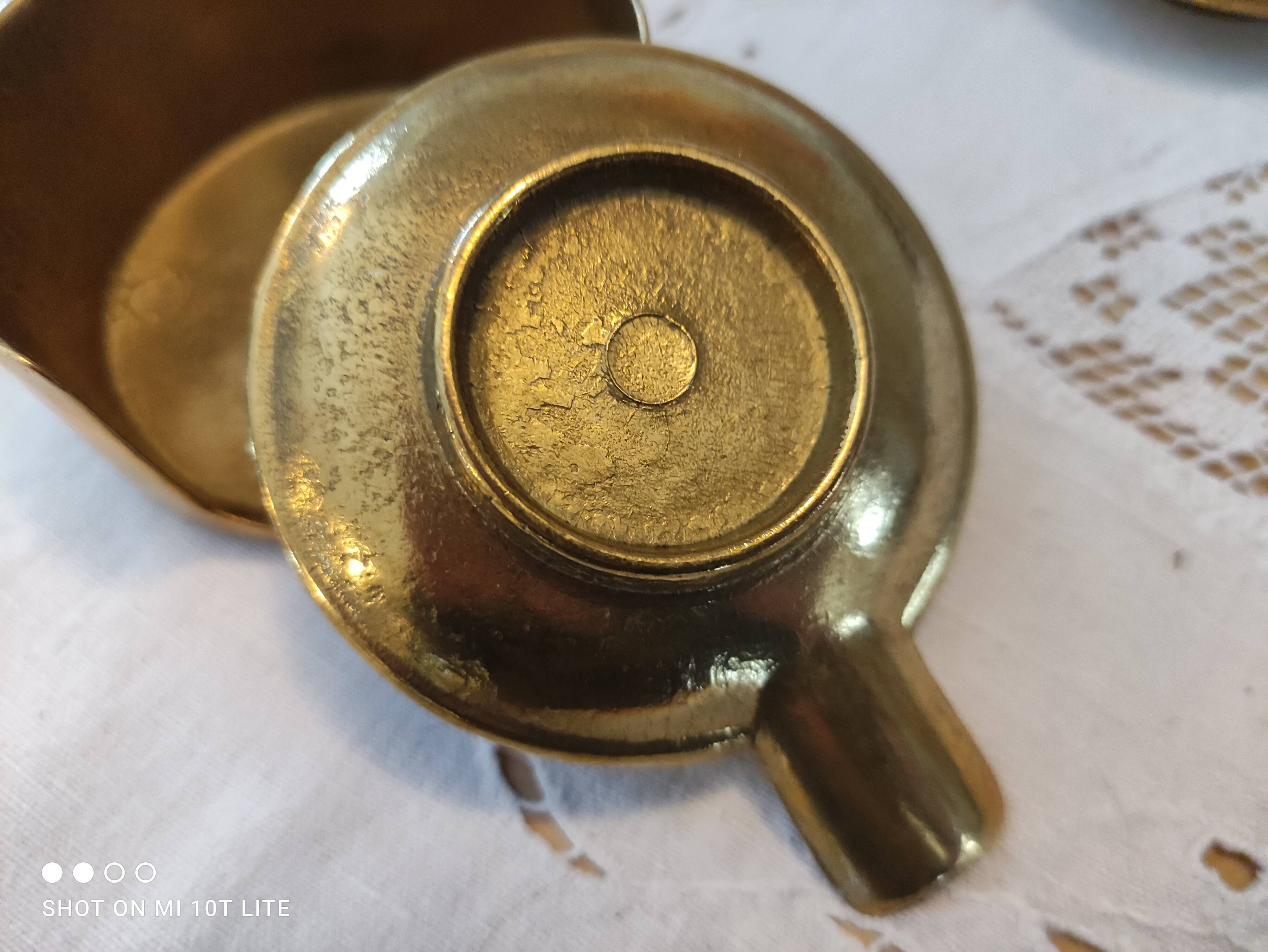 Set 5 pieces of 4 individual ashtrays in old brass