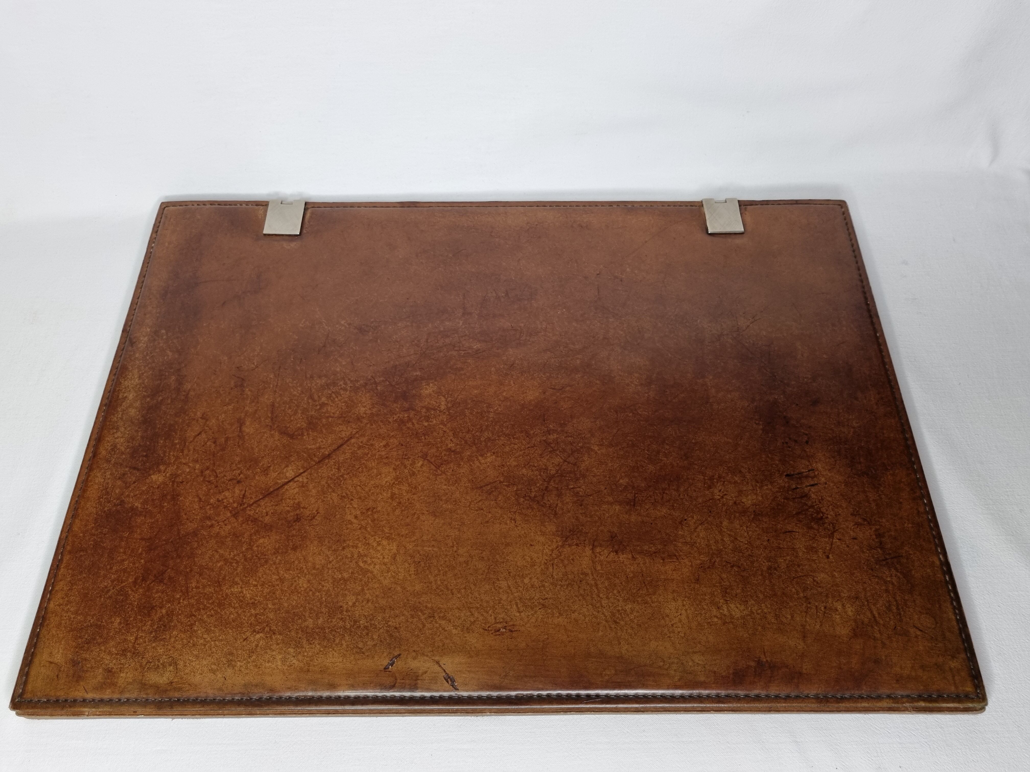 Underhand in saddle leather and vintage brushed metal