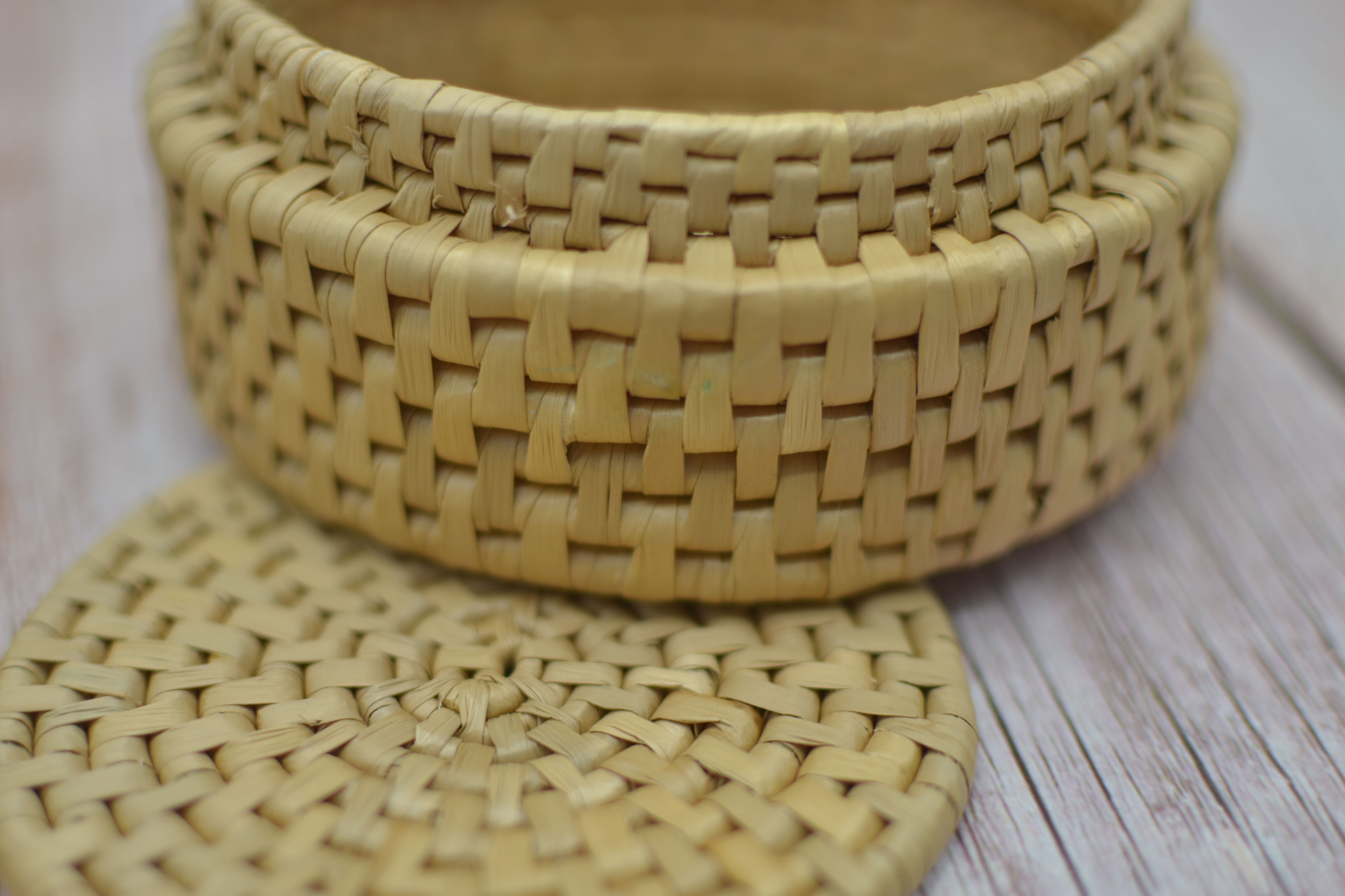 Set of 6 wicker coasters with their storage box