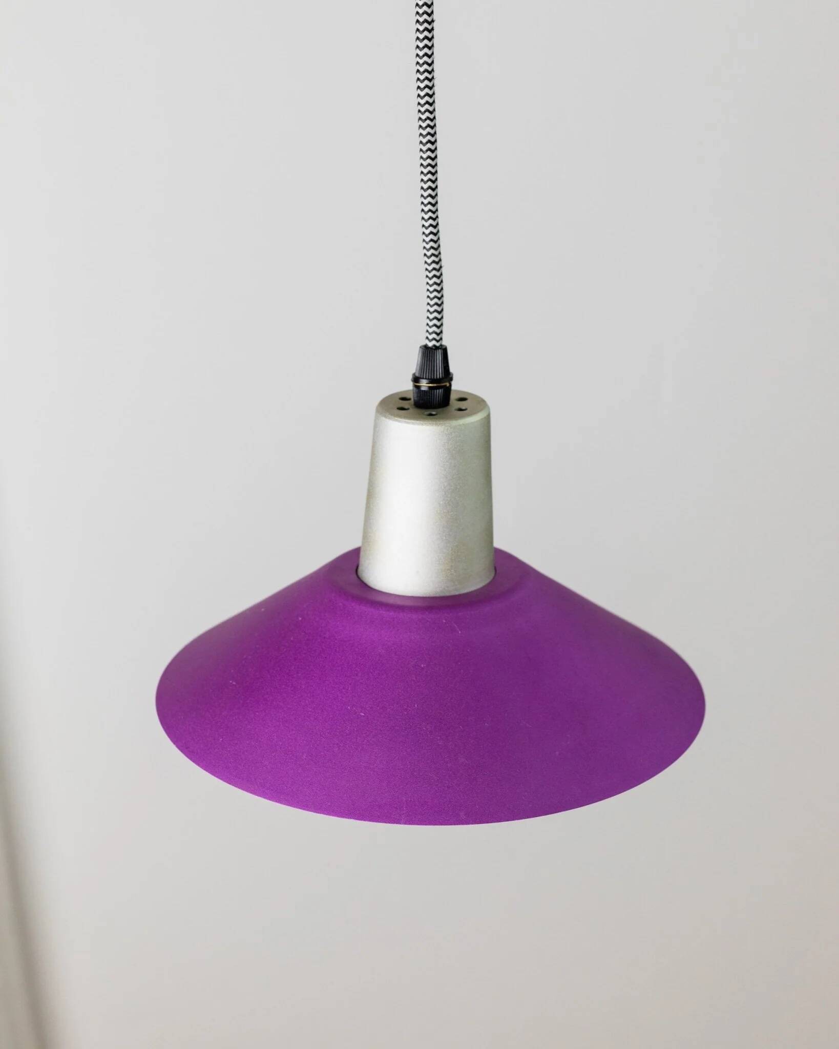 Metal retro pendant – postmodern Memphis style from the 1980s, purple, silver, green, striped cable, Pop Art interior, vintage light fixture