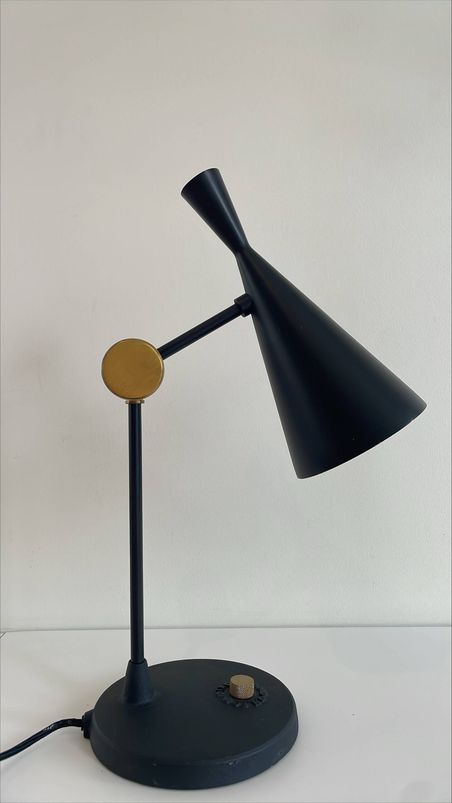 Lampe de table Tom Dixon modèle "Beat Table Light" en métal noir et laiton