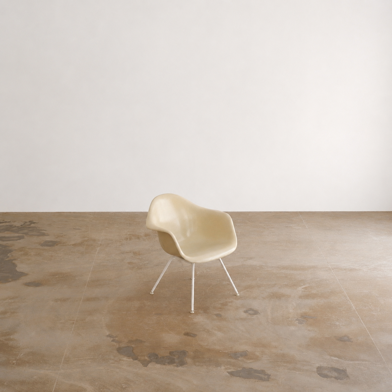 Fauteuil en fibre de verre eames par herman miller avec base lax blanche