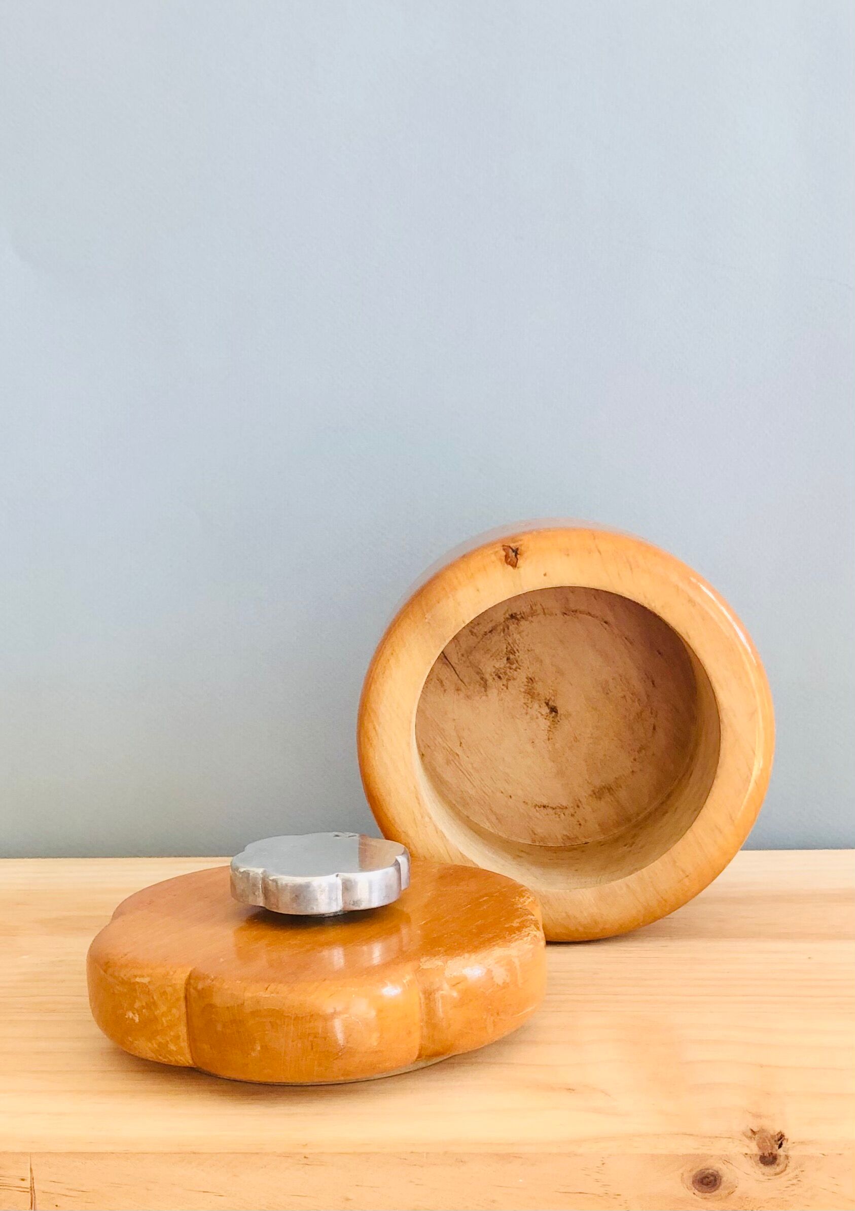 Vintage box in varnished wooden flower lid