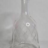 Carafe en verre taillé, motif entrecroisé, hauteur 22 cm, numérotée sous la base