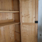 Ancienne armoire en bois massif