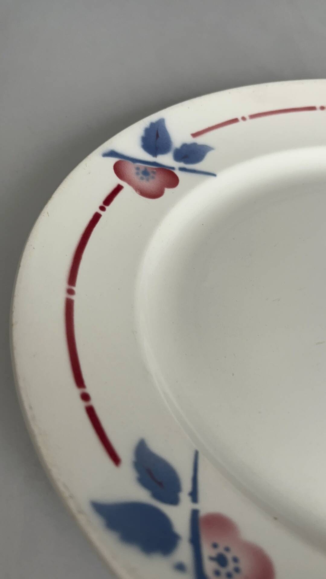 Round plate from the Céranord Saint-Amand service • Red and blue floral decoration
