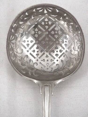 Silver sugar sifter from the 18th century, 23 cm, shell pattern, 106 g.