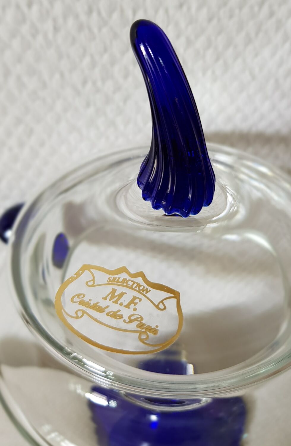 Plat de bonbonnière Cristal de Paris avec des détails bleu cobalt