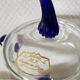 Plat de bonbonnière Cristal de Paris avec des détails bleu cobalt