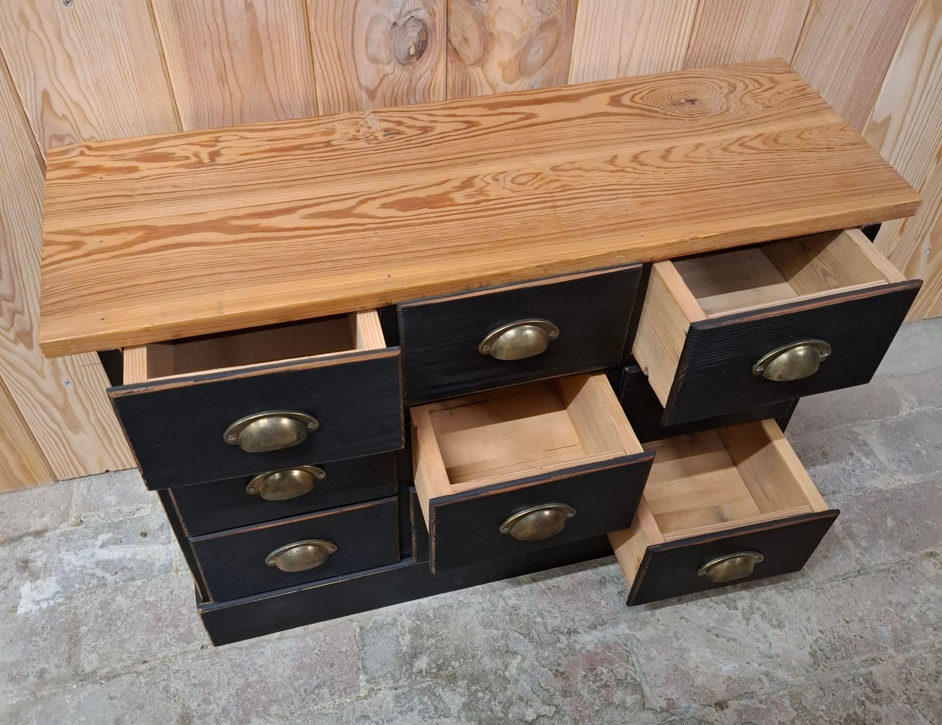 Workshop cabinet with drawers
