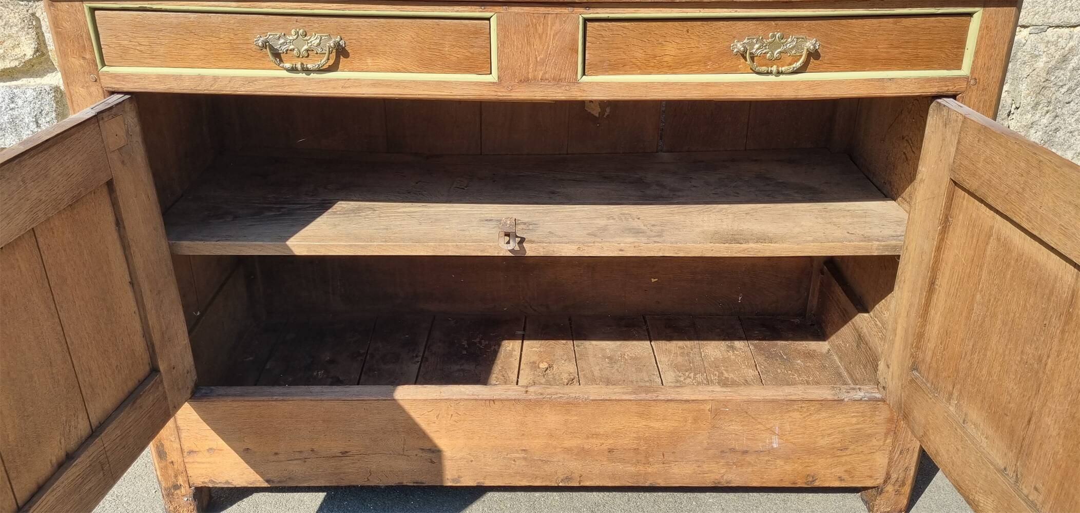 Low country sideboard, solid wood, stylized, late 18th century.
