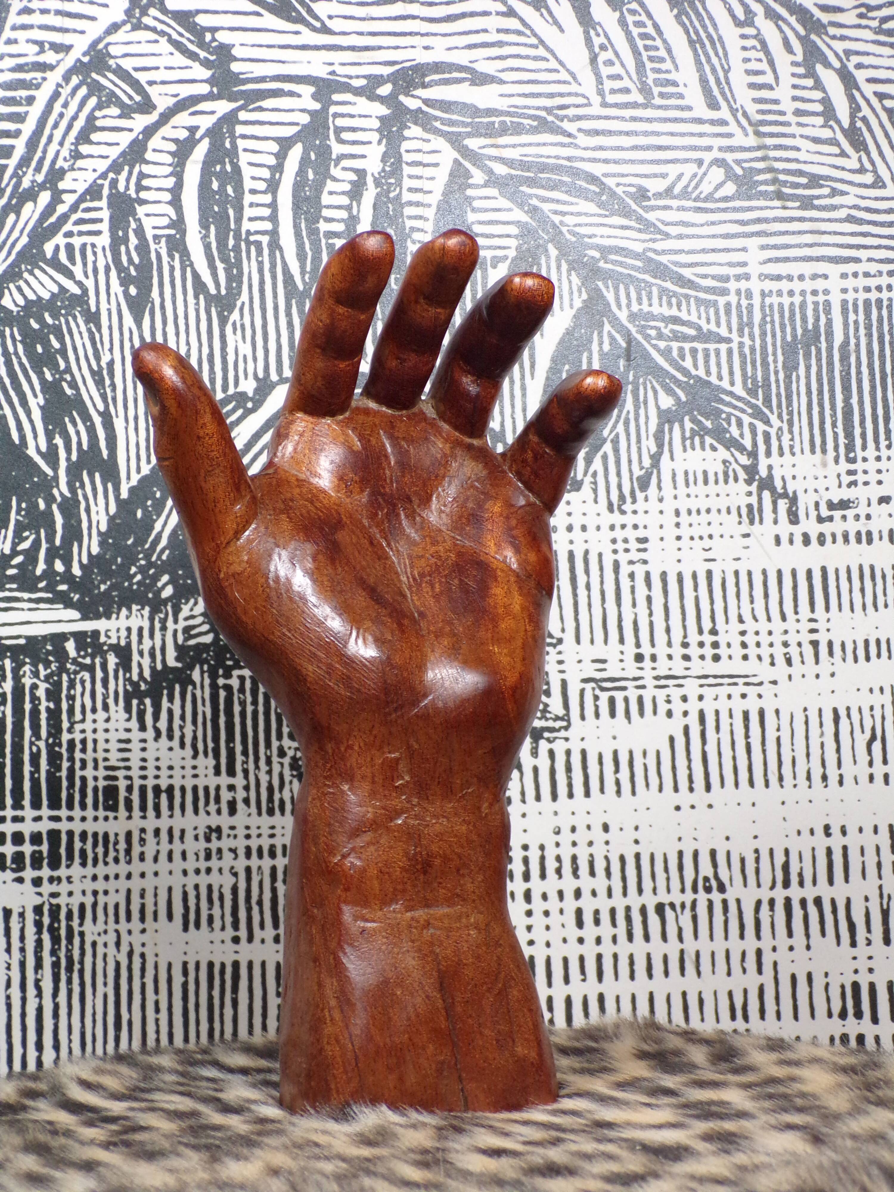 Main sculptée en teck années 1960