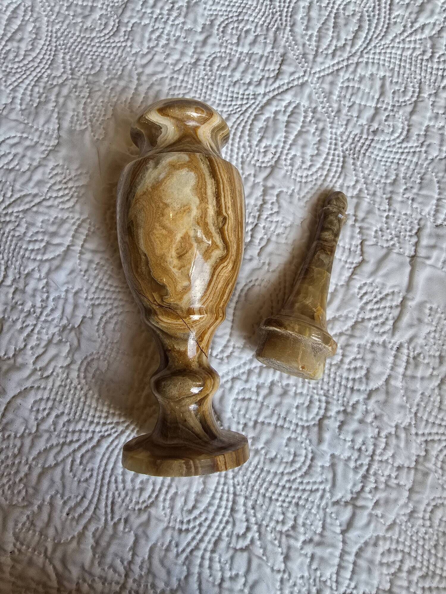 Vintage covered urn vase in veined onyx marble, 1960s-1980s.